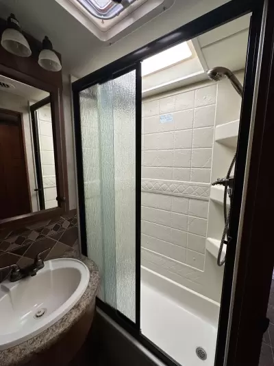 Consignment 2013 Thor Motor Coach Windsport 33G — photo 18