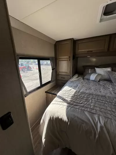 Consignment 2019 Thor Motor Coach Majestic 28A — photo 4