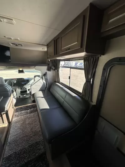 Consignment 2019 Thor Motor Coach Majestic 28A — photo 11